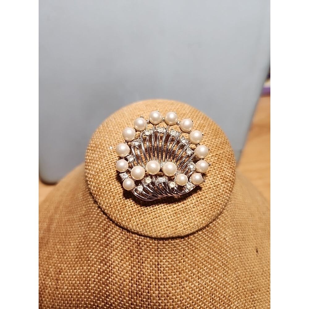 1950s Crown Trifari Shell Faux Pearl Brooch Vintage Silver Tone 1.5x1.5"